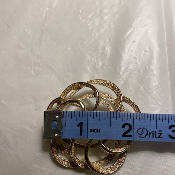 Vintage Sarah Coventry Round Swirl Brushed Smooth Gold Tone Brooch - Picture 8 of 8